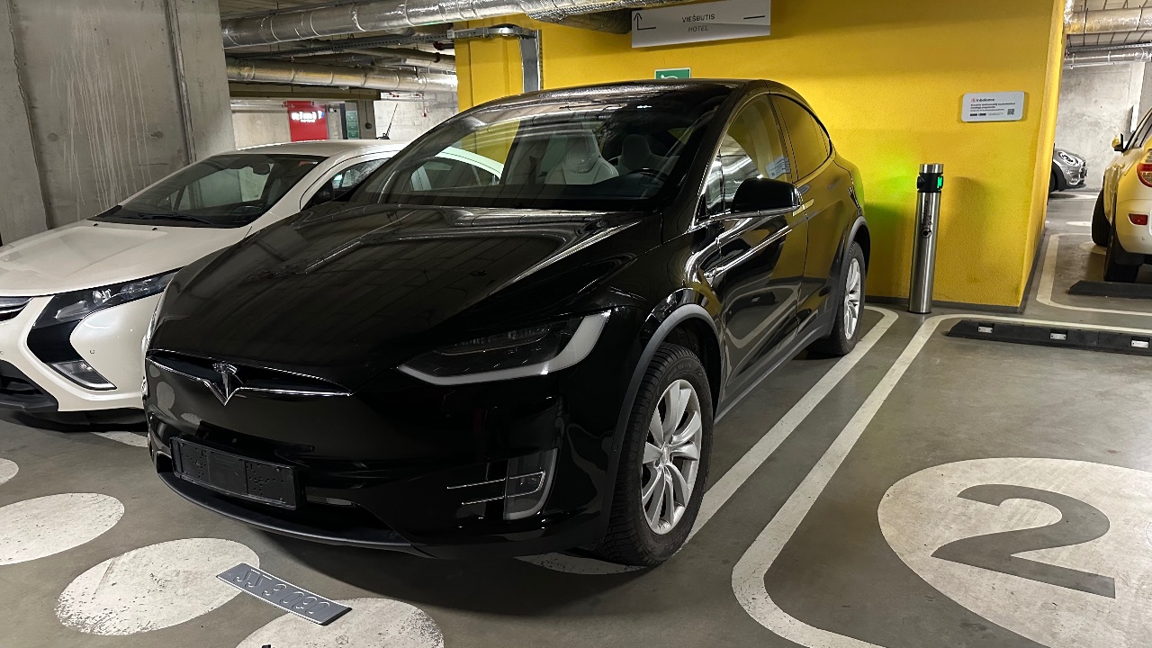 Tesla Model X - фото 1