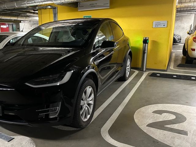 Tesla Model X - фото 1
