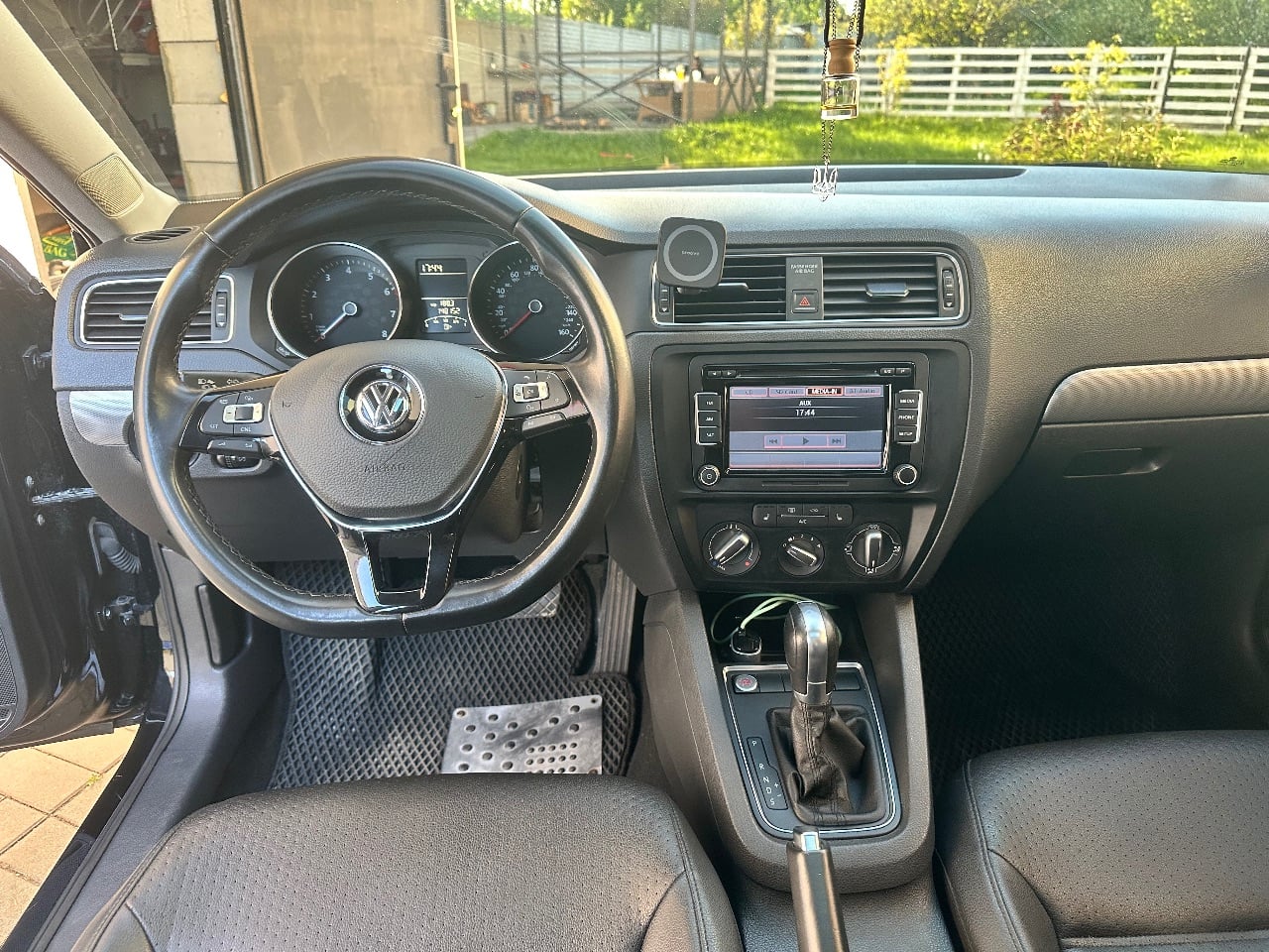 Volkswagen Jetta - фото 2