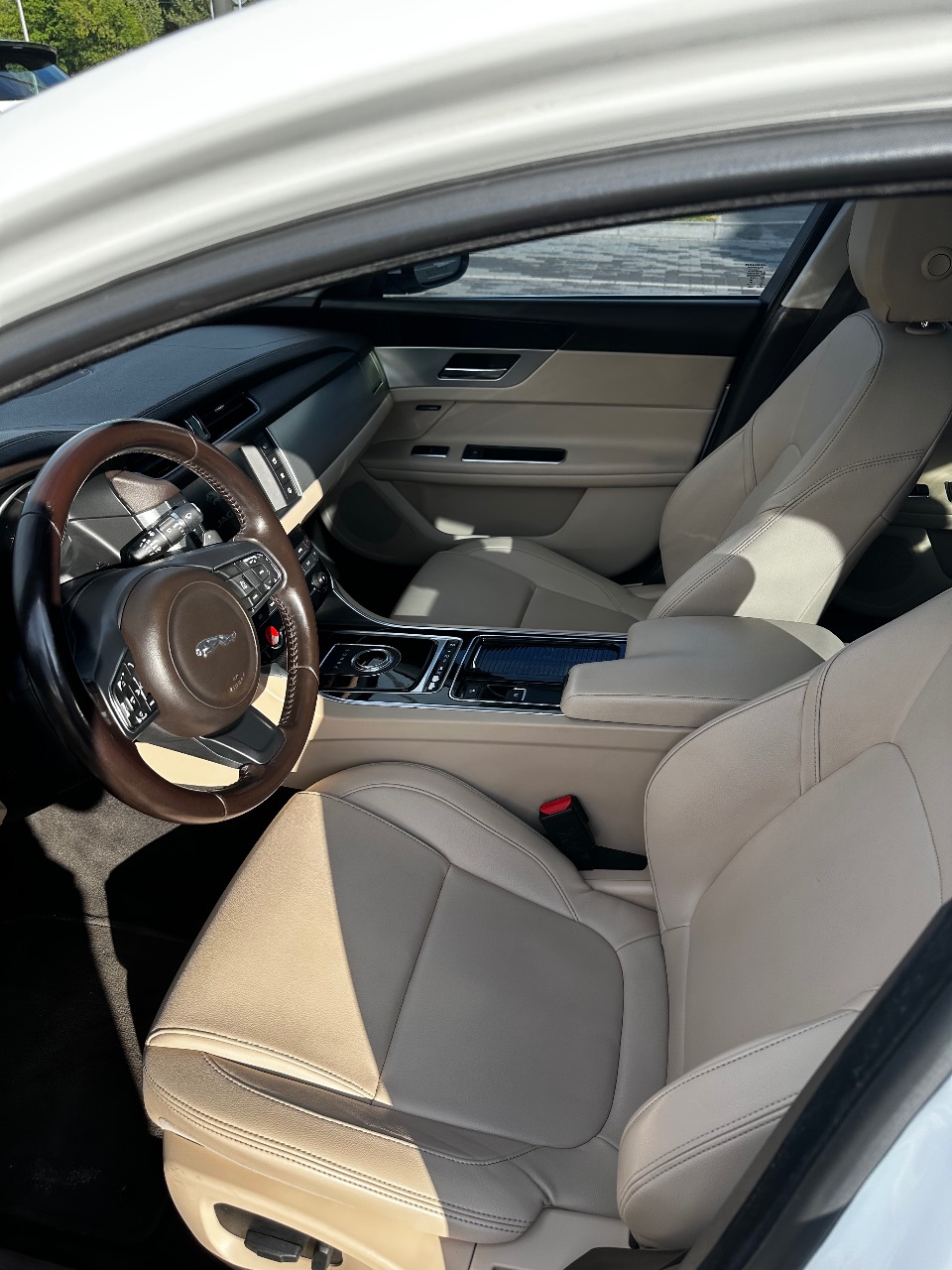 Jaguar XF - фото 12