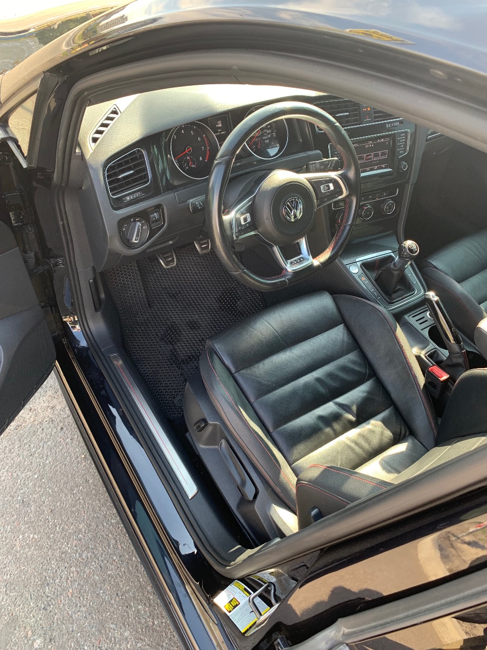 Volkswagen Golf GTI - фото 11