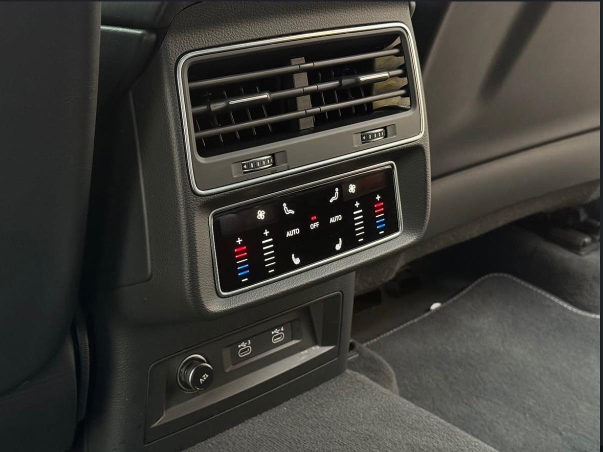 Audi RS Q8 - фото 12