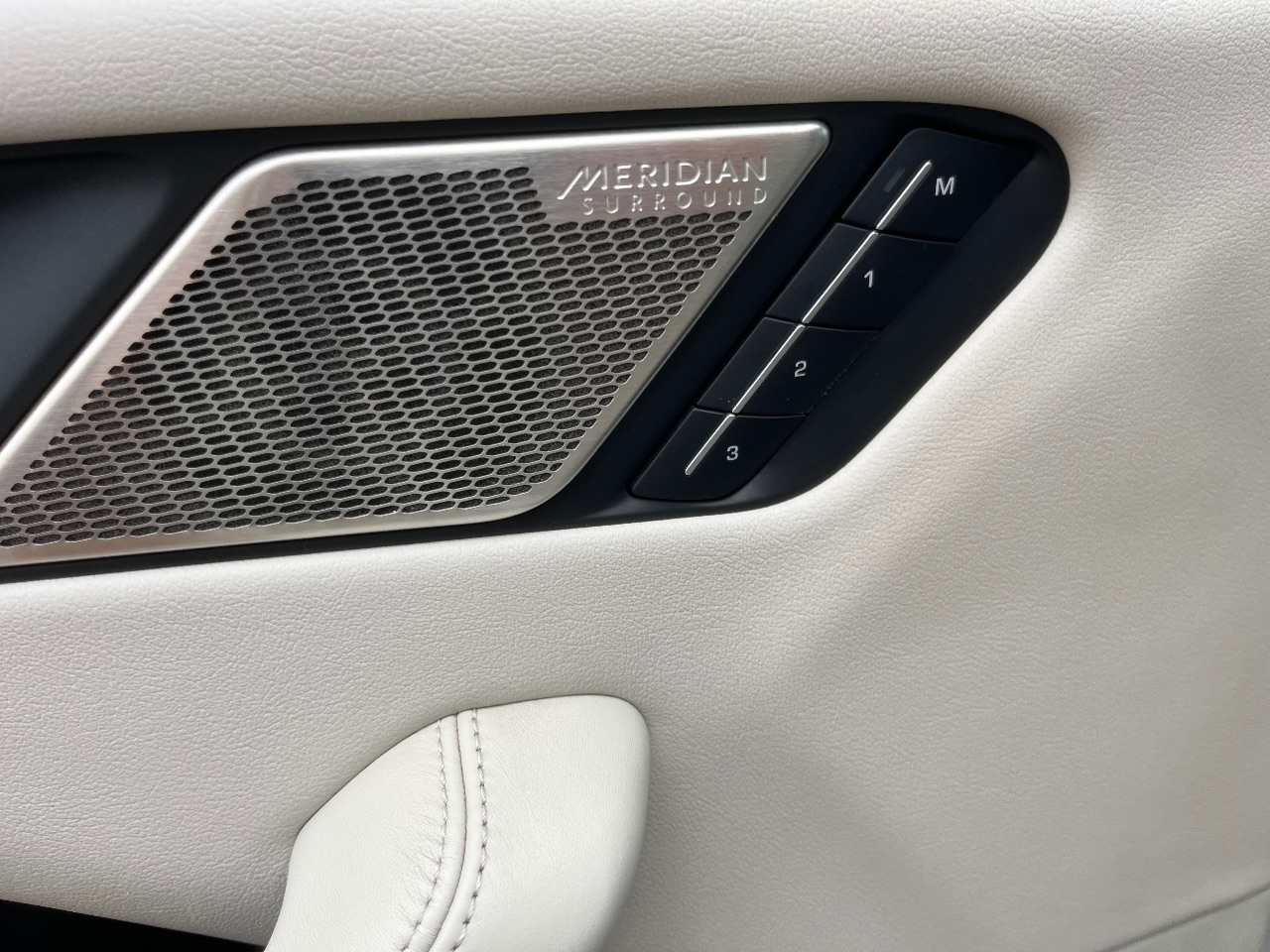 Jaguar I-Pace - фото 16