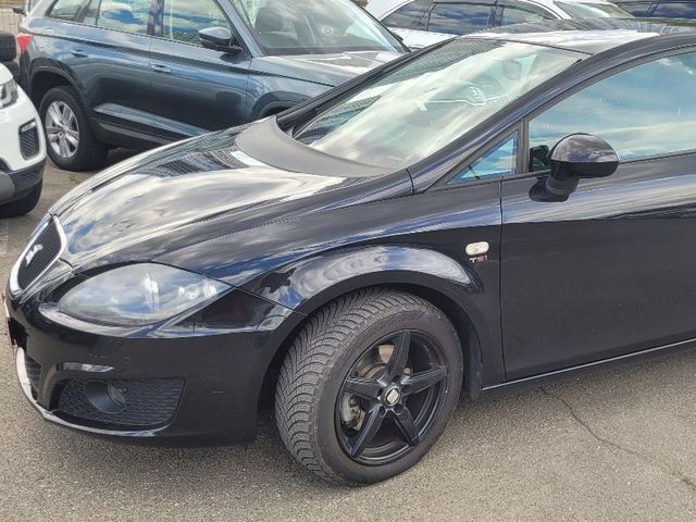 SEAT Leon - фото 1