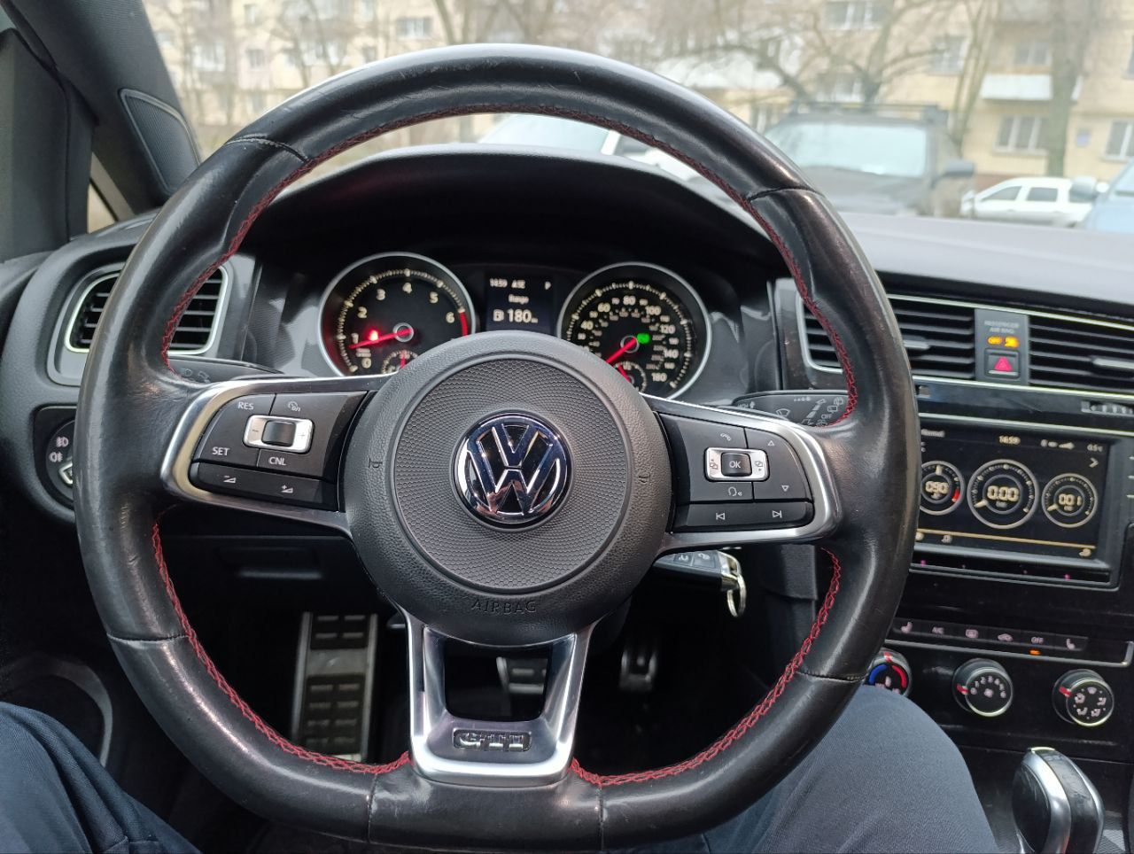 Volkswagen Golf GTI - фото 2