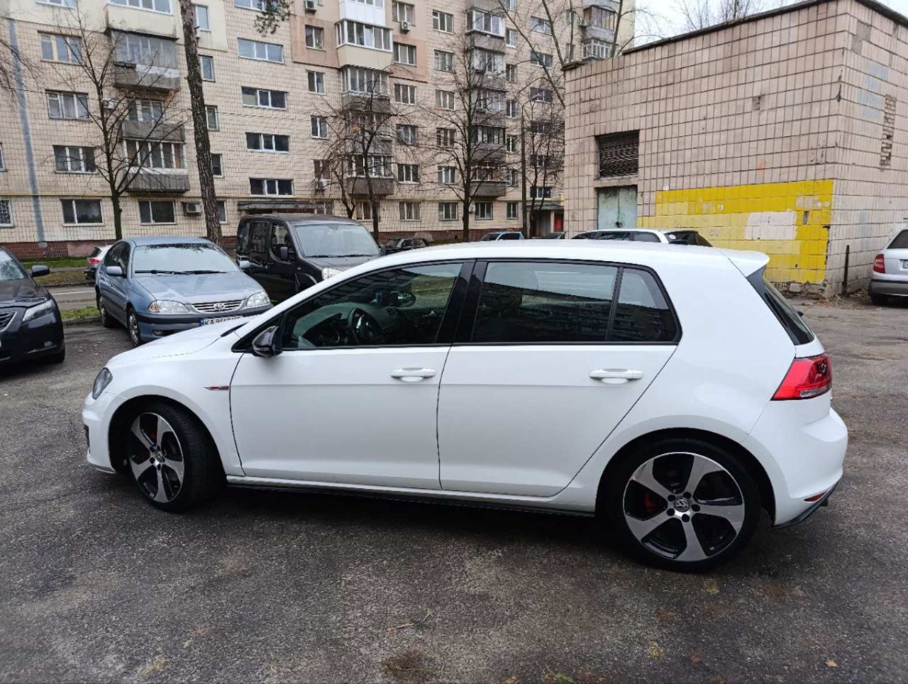 Volkswagen Golf GTI - фото 8