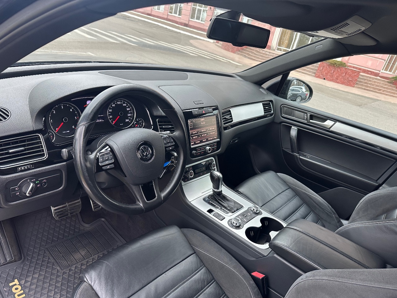Volkswagen Touareg - фото 7