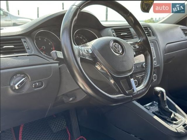 Volkswagen Jetta - фото 2