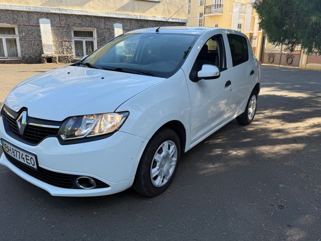 Renault Sandero - фото 1