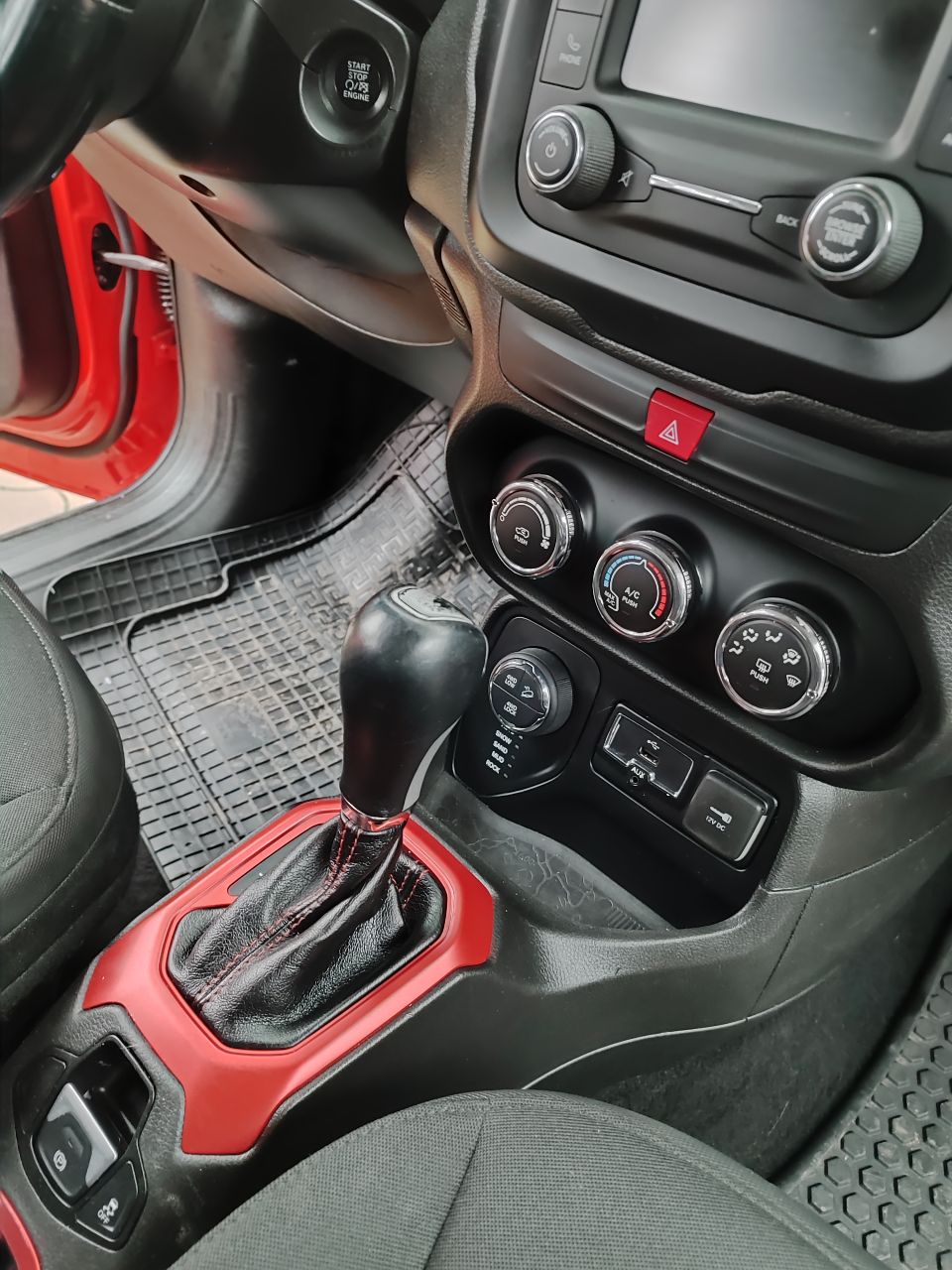 Jeep Renegade - фото 12