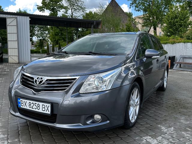 Toyota Avensis - фото 1