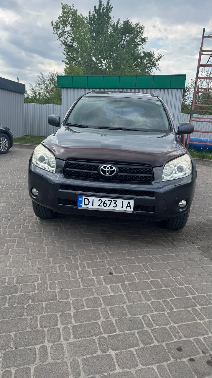 Toyota RAV4 - фото 1