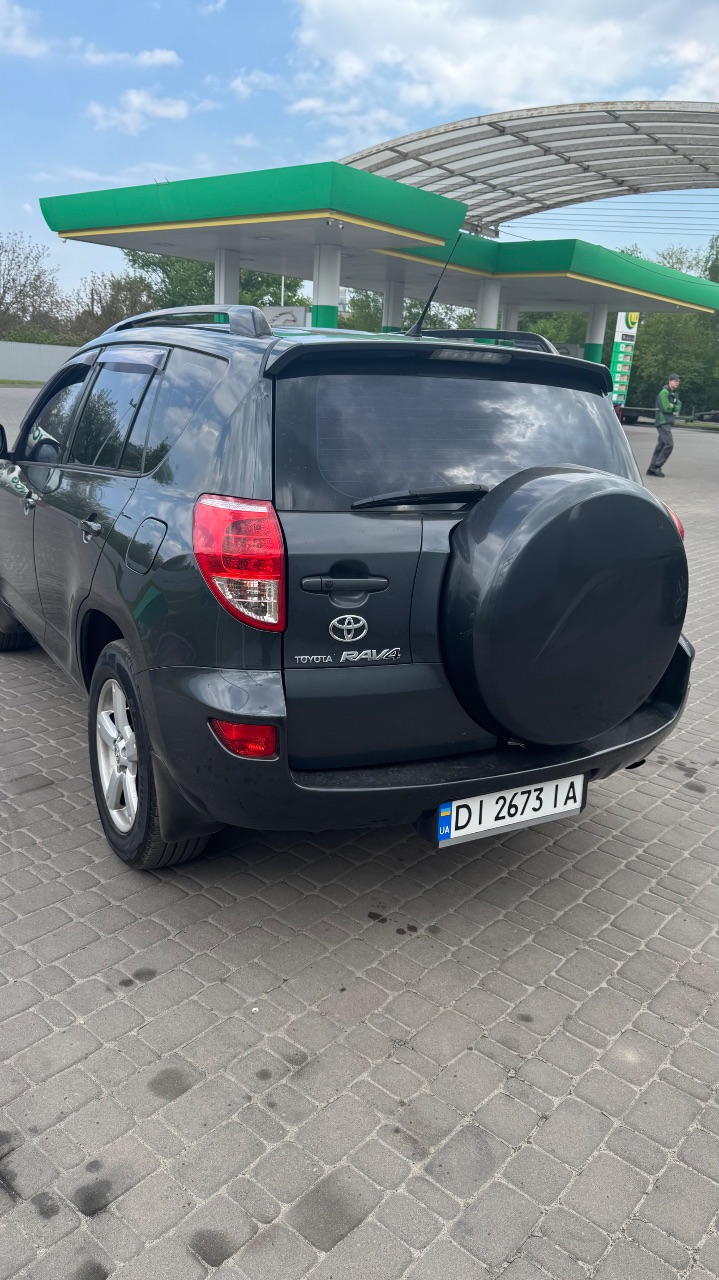 Toyota RAV4 - фото 8