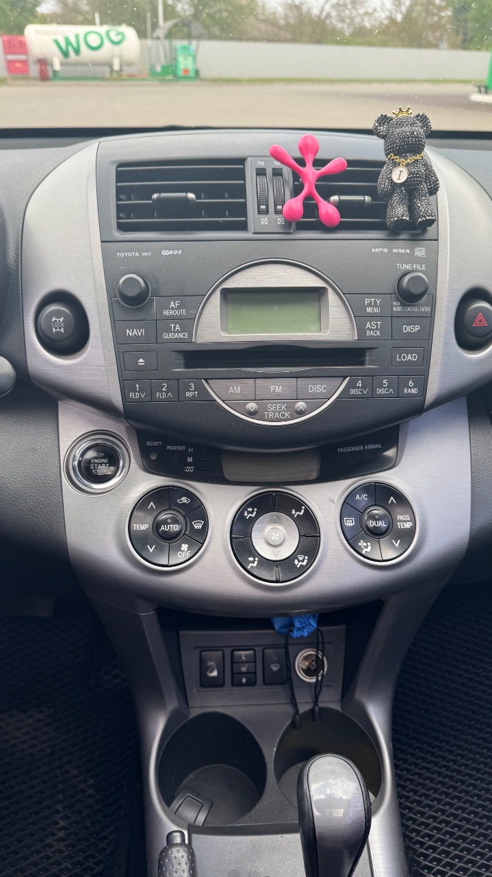 Toyota RAV4 - фото 16