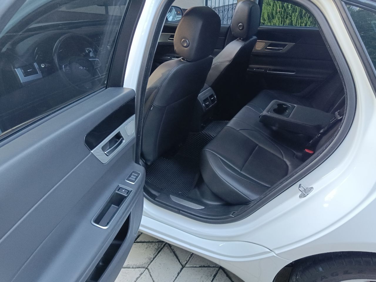 Jaguar XF - фото 5