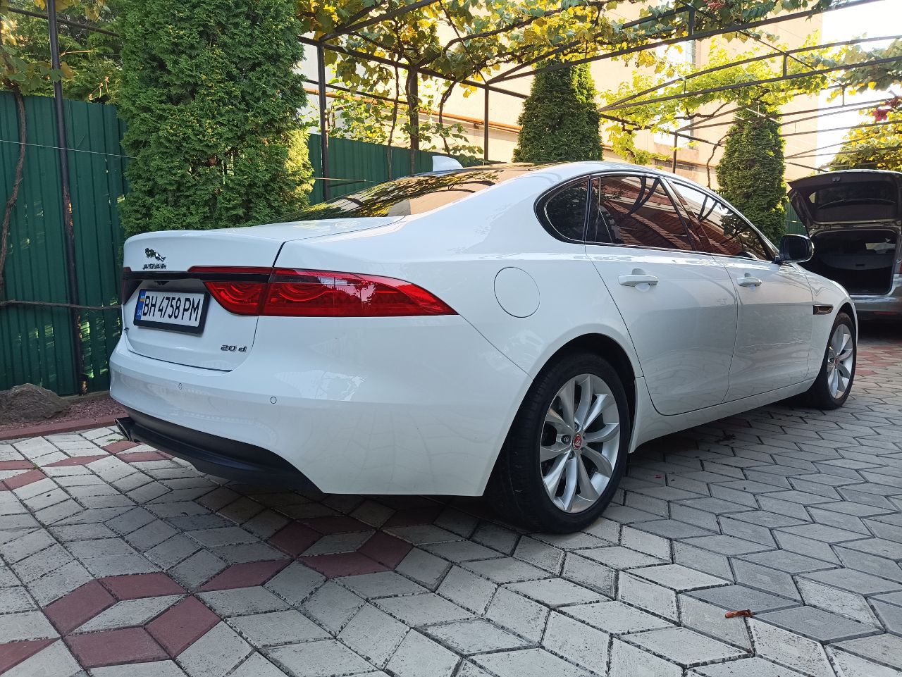 Jaguar XF - фото 3