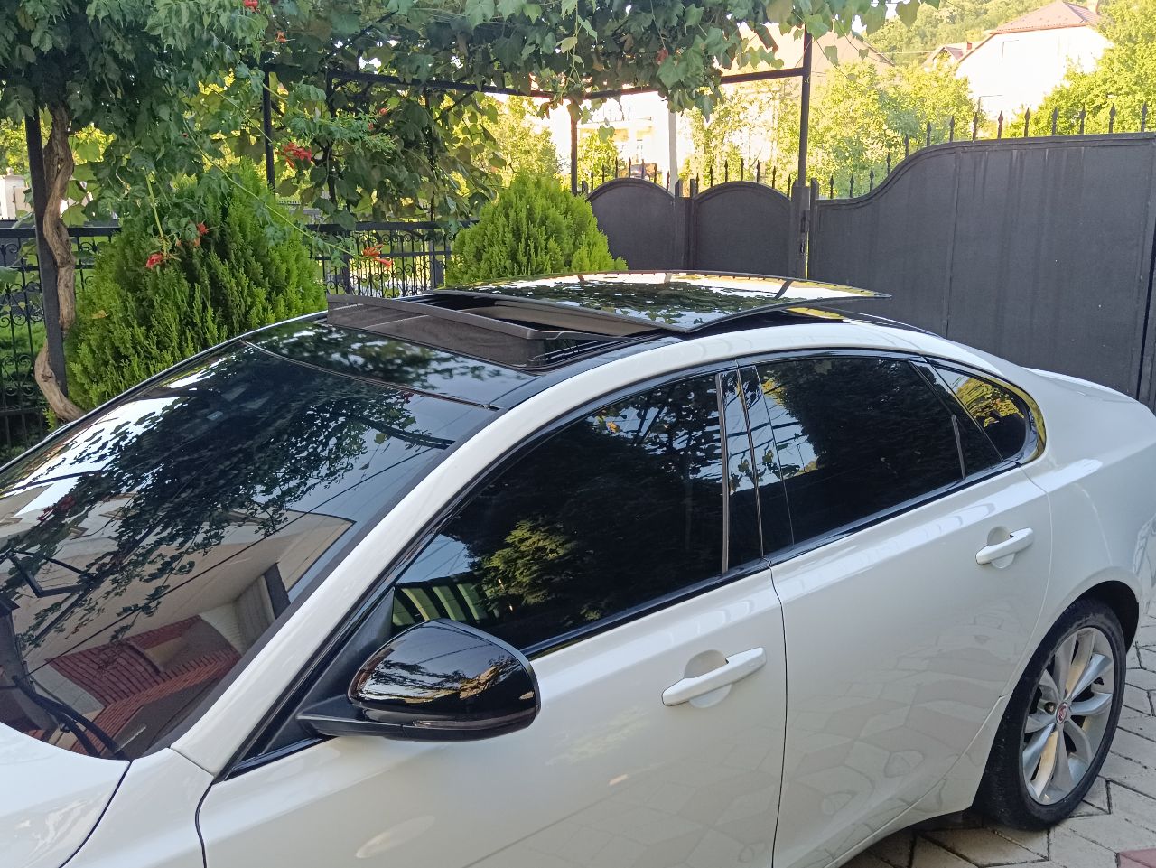 Jaguar XF - фото 12