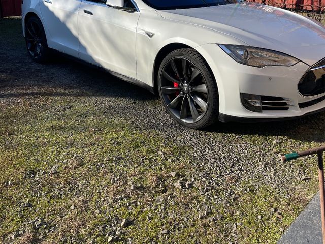 Tesla Model S - фото 1