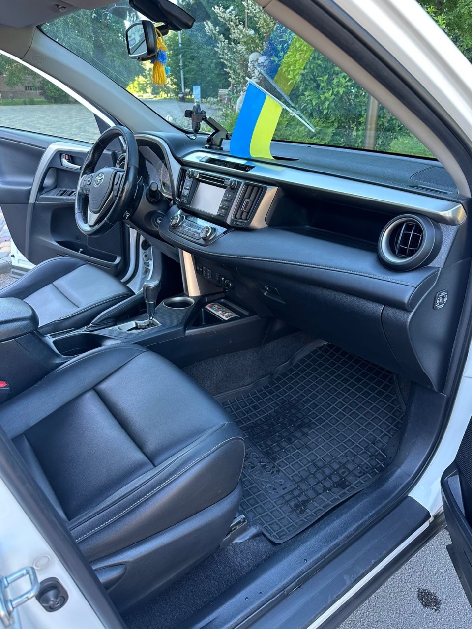 Toyota RAV4 - фото 5