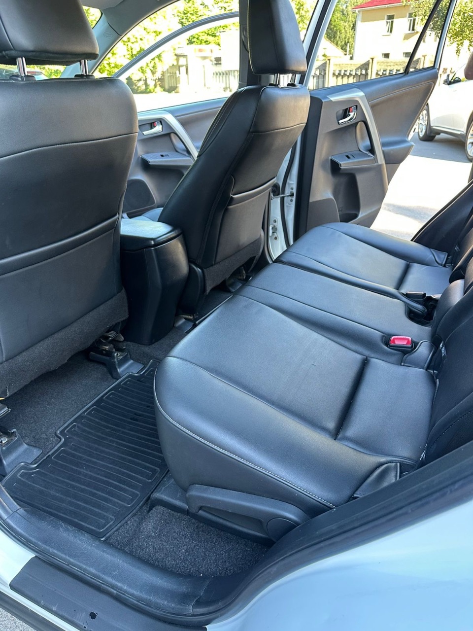 Toyota RAV4 - фото 10