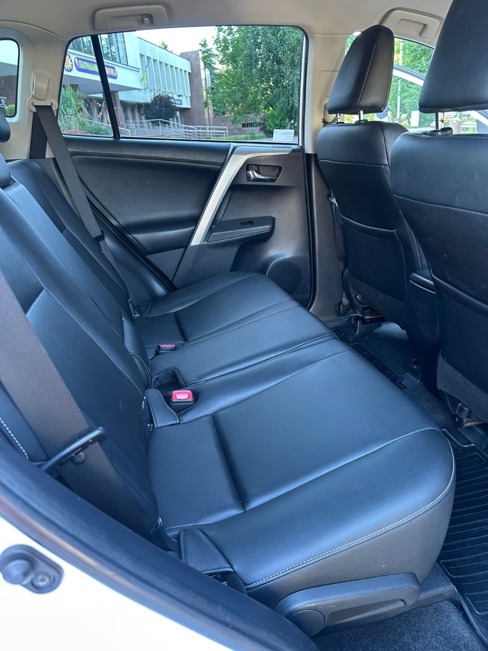 Toyota RAV4 - фото 6