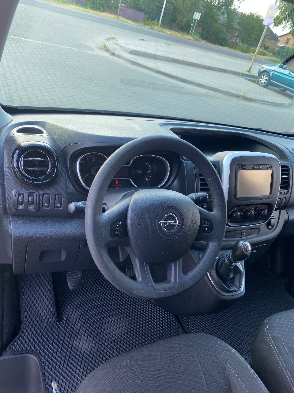 Opel Vivaro - фото 14