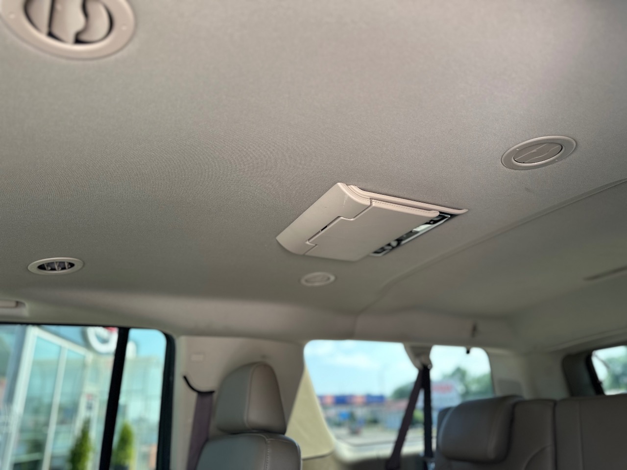 Chevrolet Suburban - фото 16