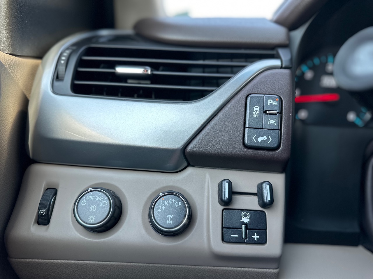 Chevrolet Suburban - фото 17