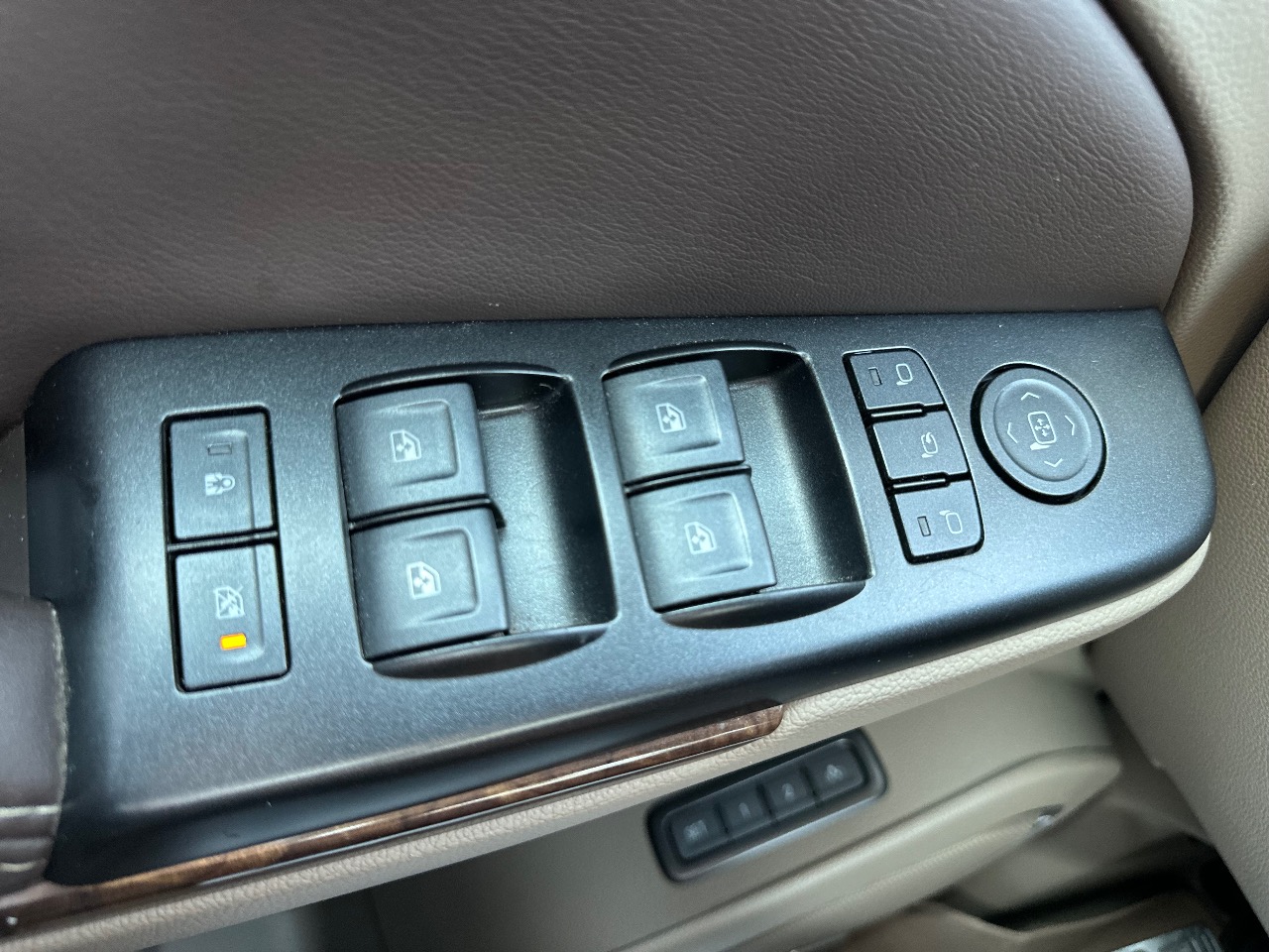 Chevrolet Suburban - фото 24