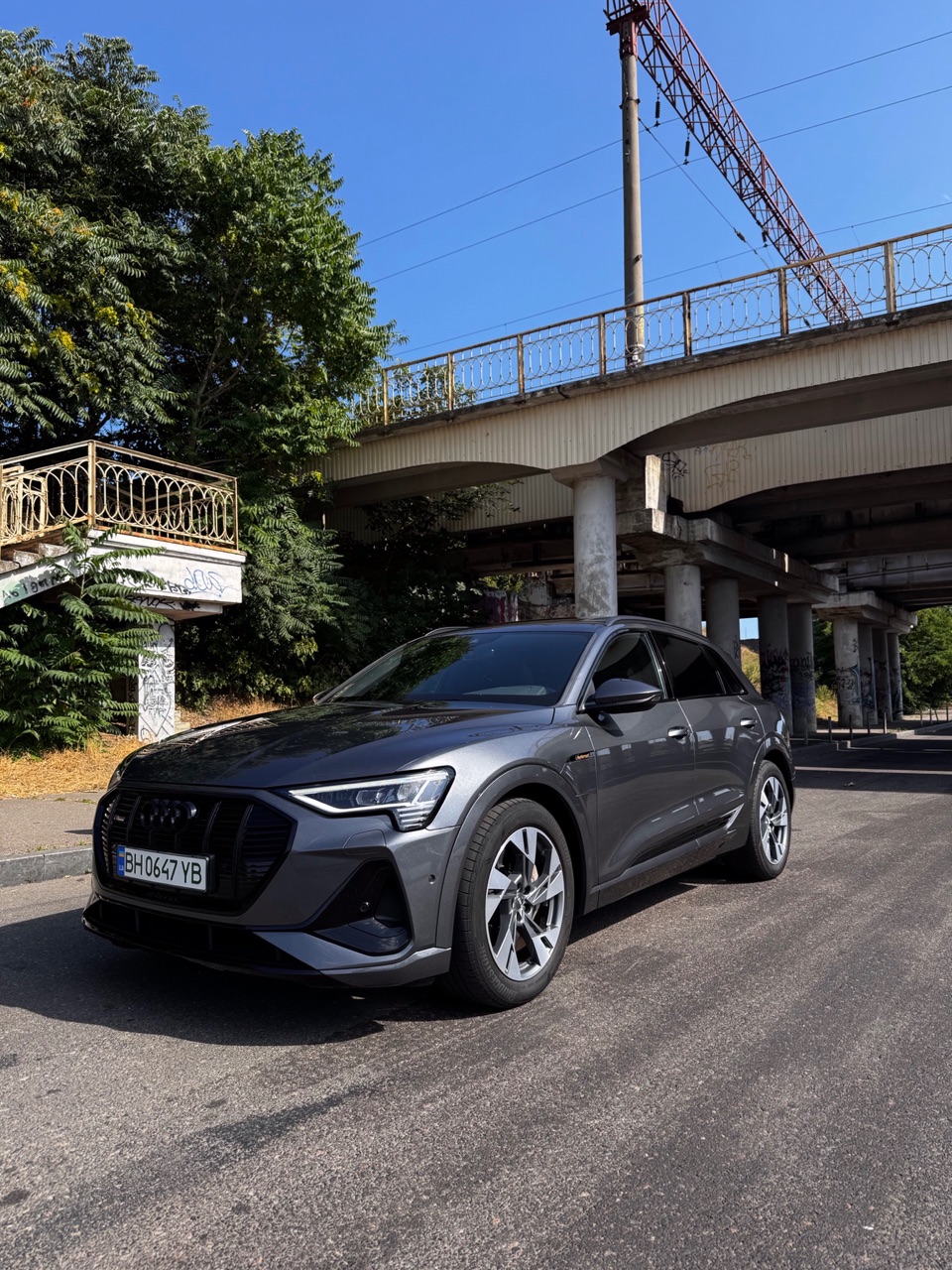 Audi e-tron - фото 1