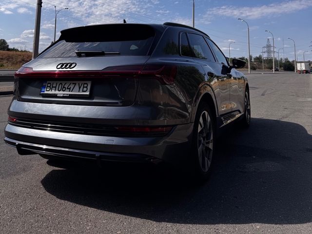 Audi e-tron - фото 4