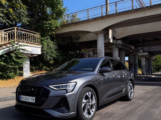 Audi e-tron - фото 1