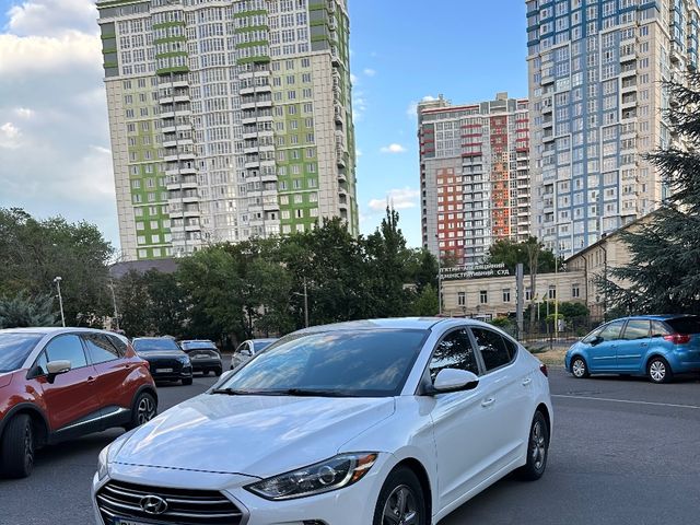 Hyundai Elantra - фото 1