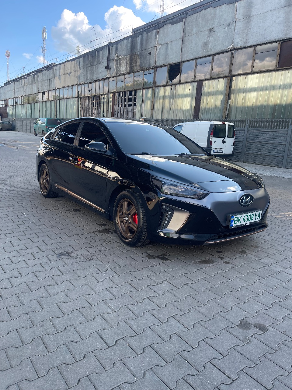 Hyundai IONIQ - фото 1