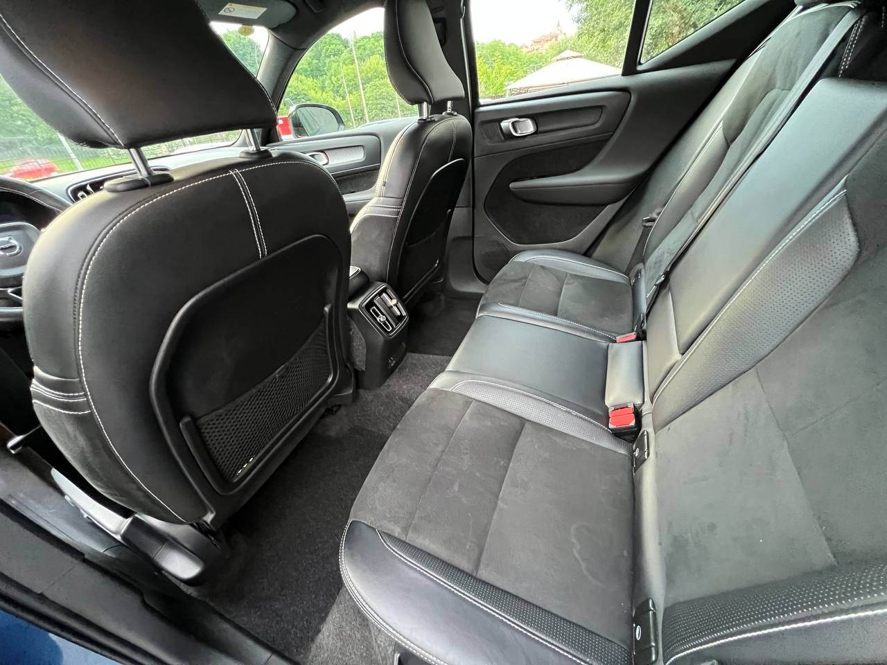 Volvo XC40 - фото 10