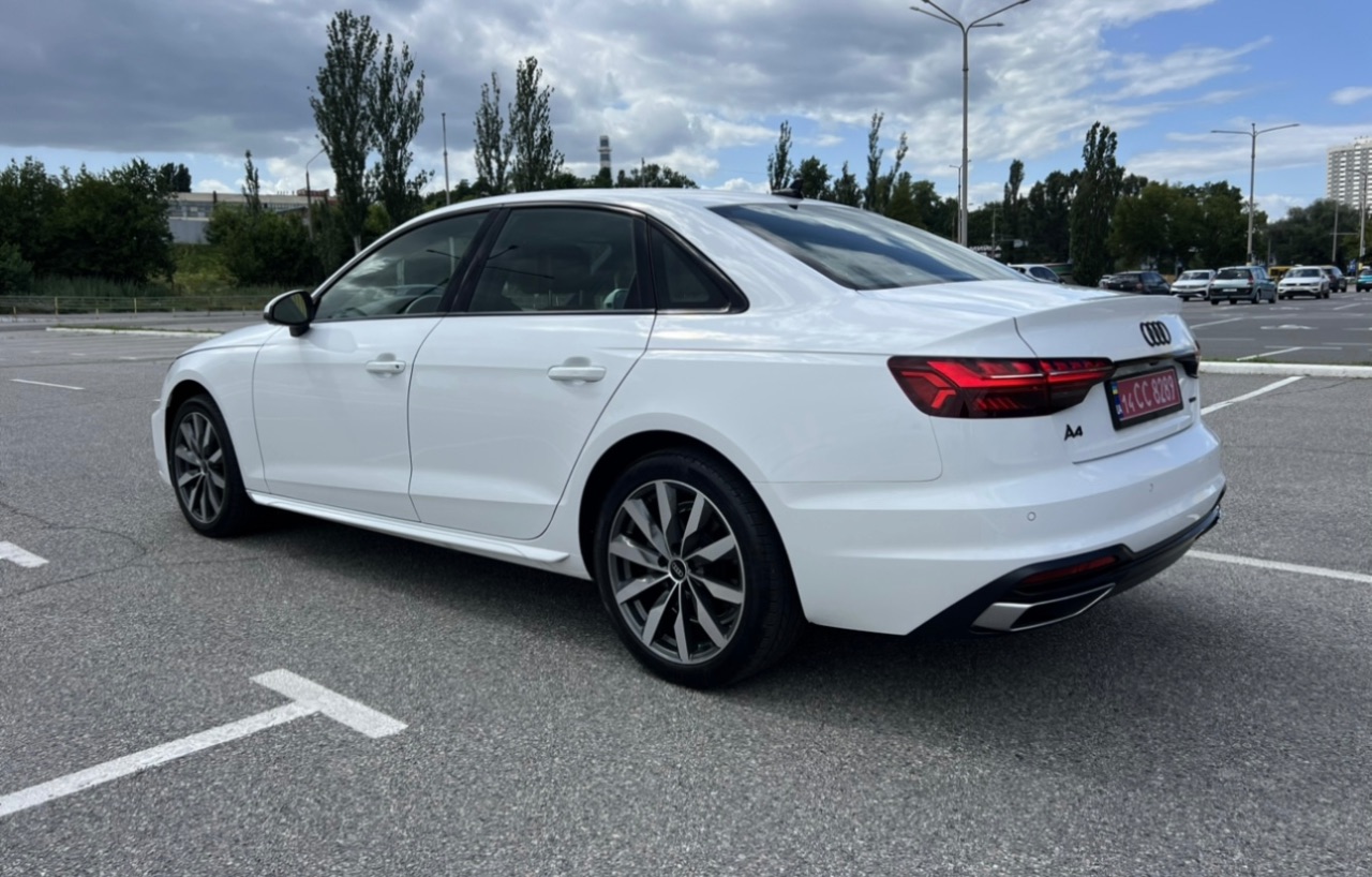 Audi A4 - фото 8