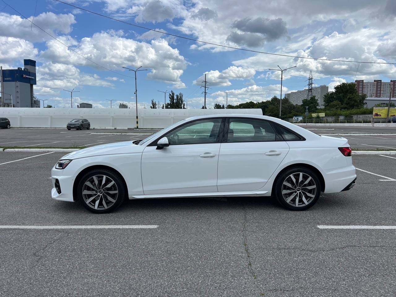 Audi A4 - фото 16