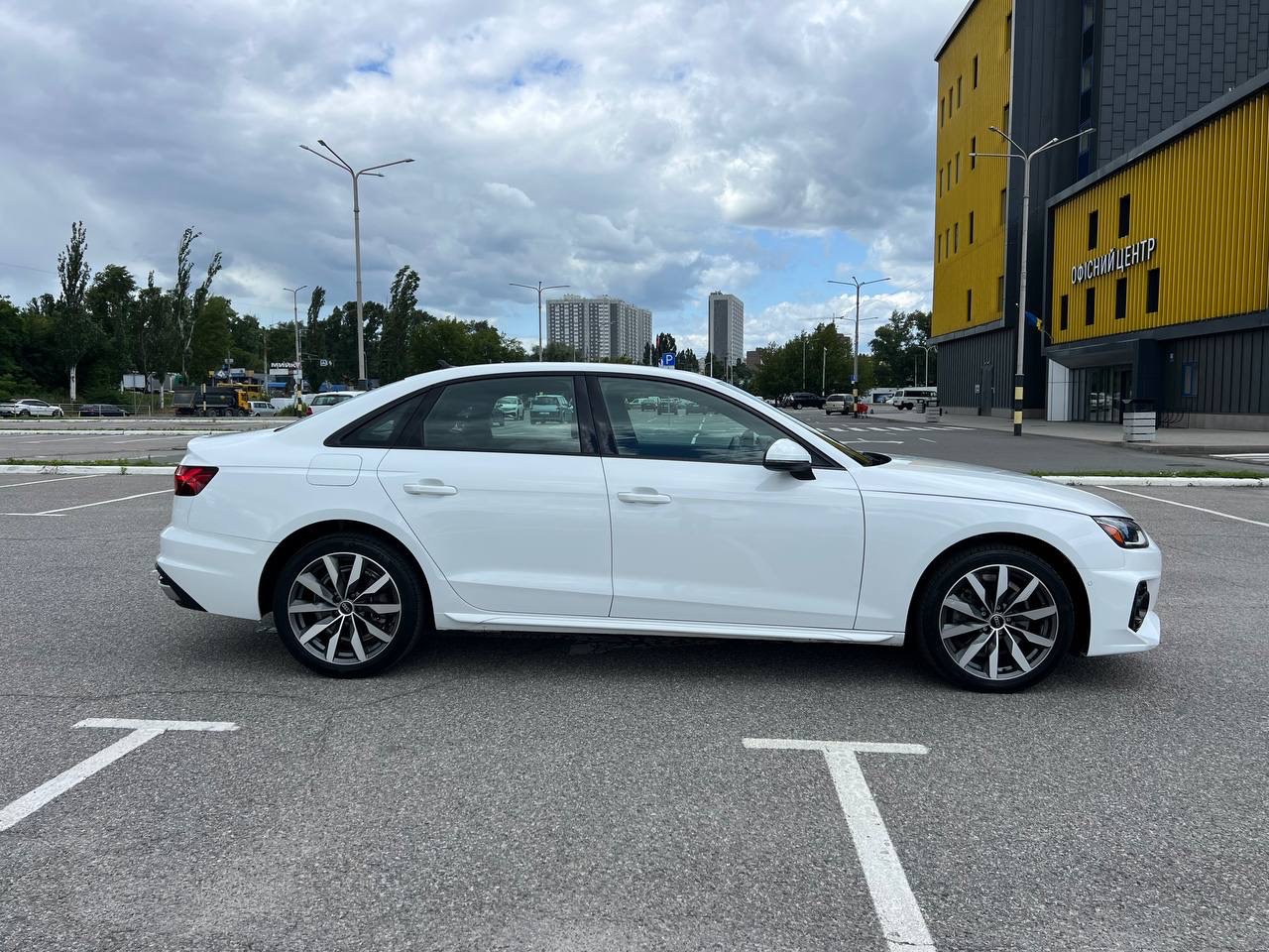 Audi A4 - фото 17