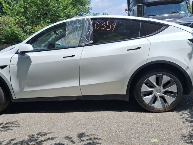 Tesla Model Y - фото 1