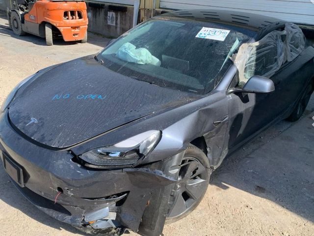 Tesla Model 3 - фото 1