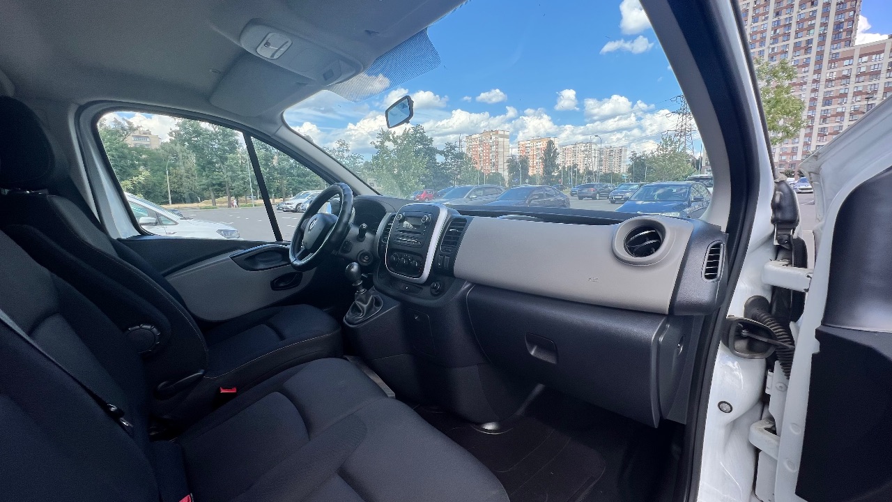 Renault Trafic - фото 12