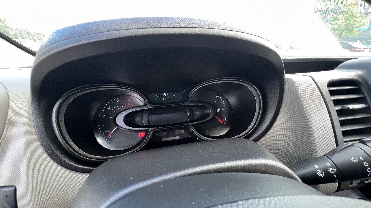 Renault Trafic - фото 16