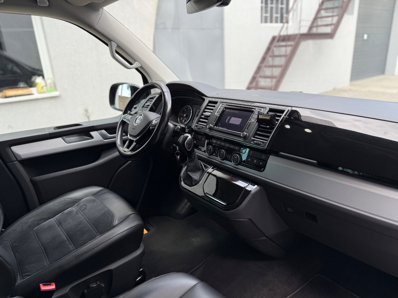 Volkswagen Multivan - фото 28