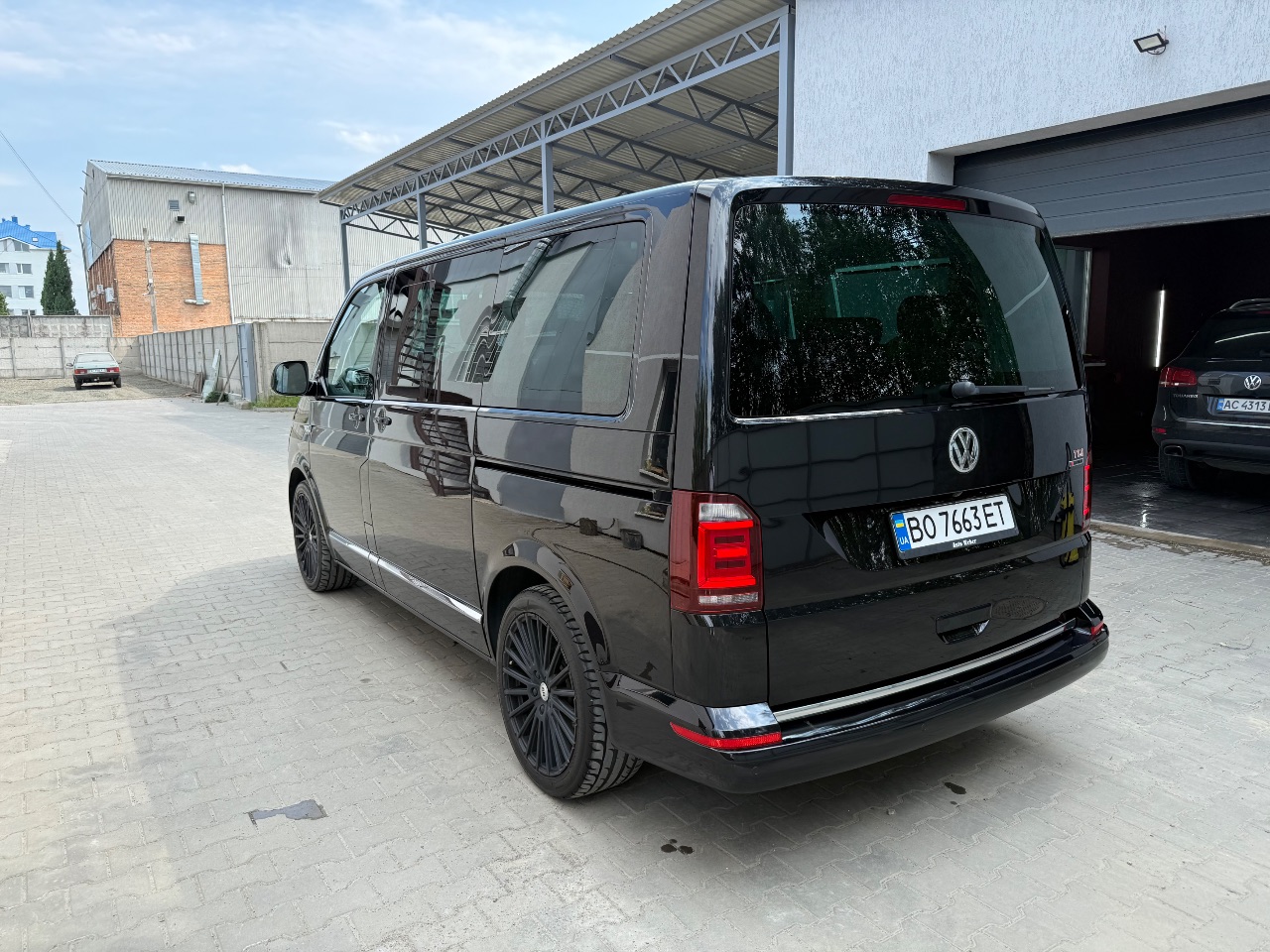 Volkswagen Multivan - фото 10