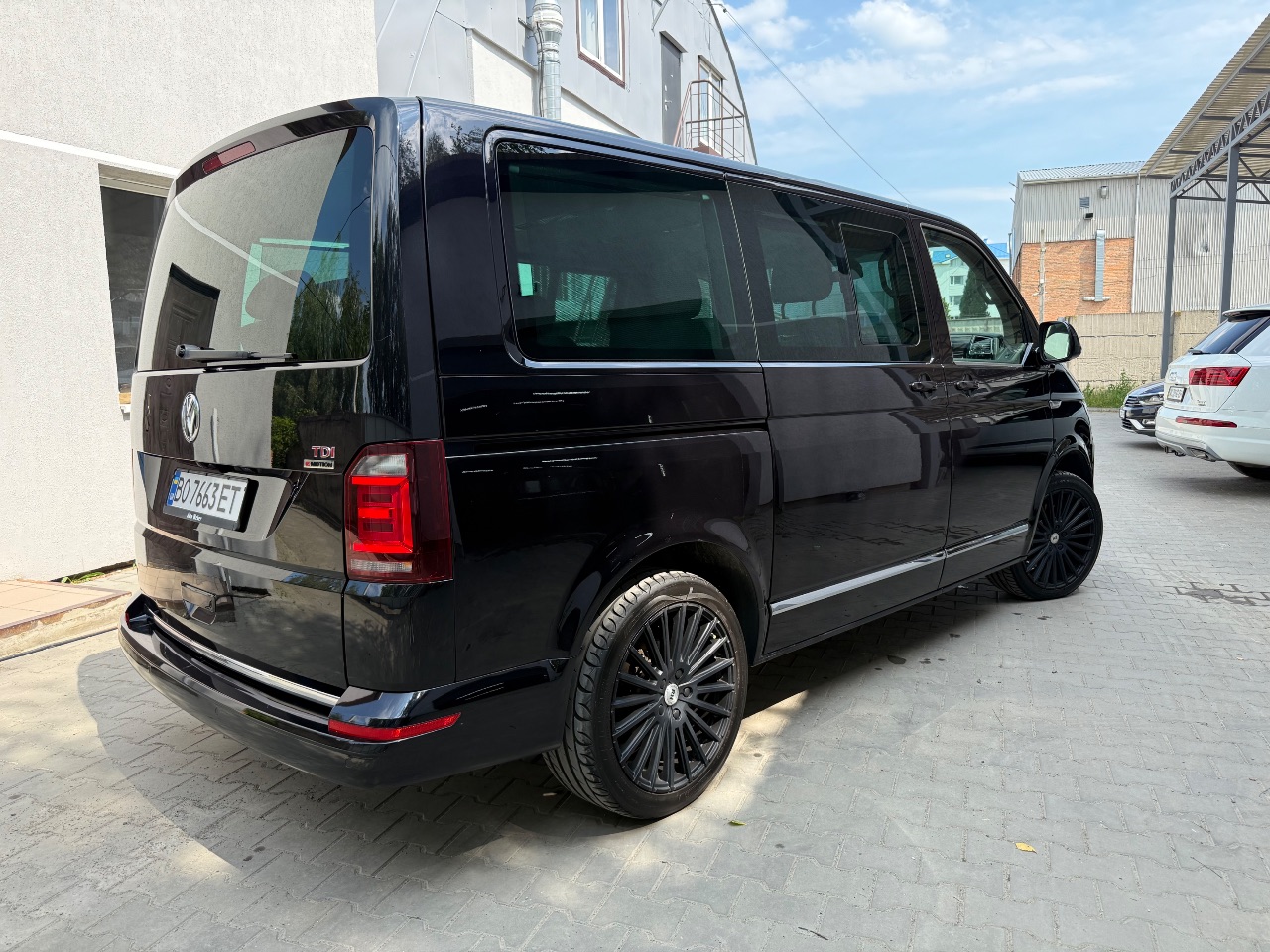 Volkswagen Multivan - фото 6