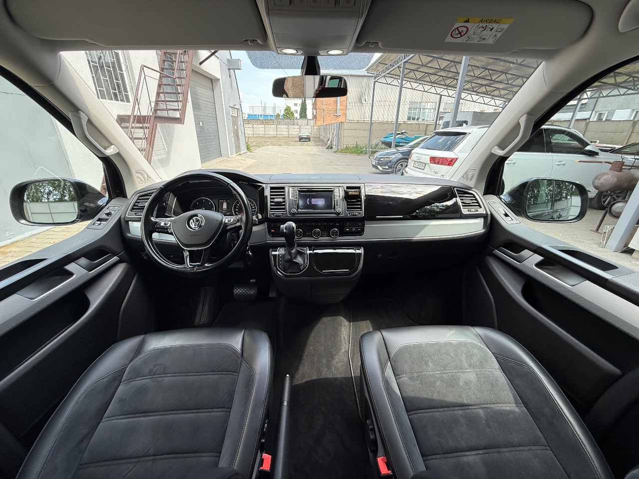 Volkswagen Multivan - фото 16