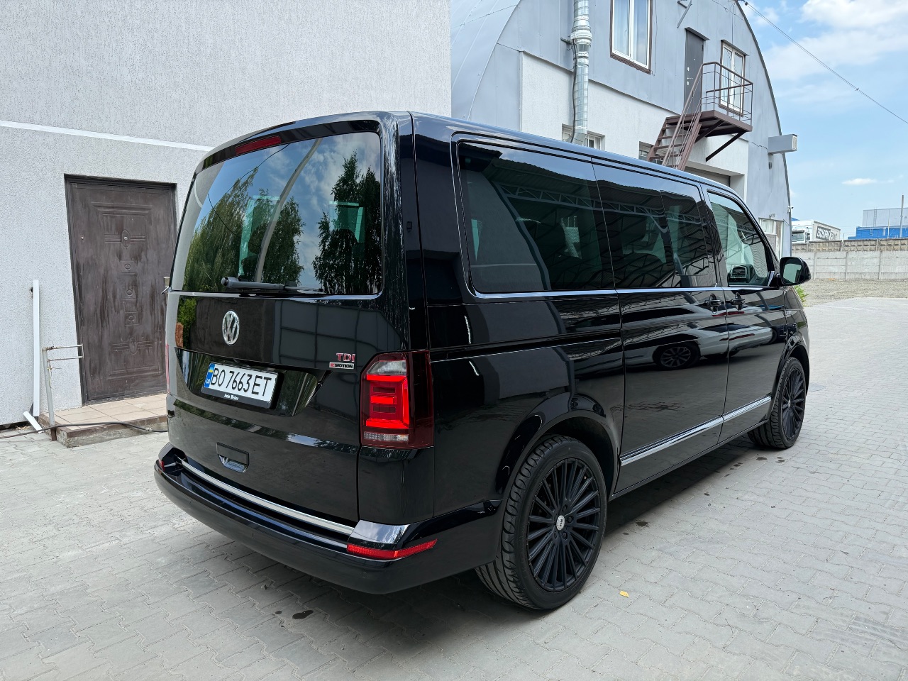 Volkswagen Multivan - фото 8