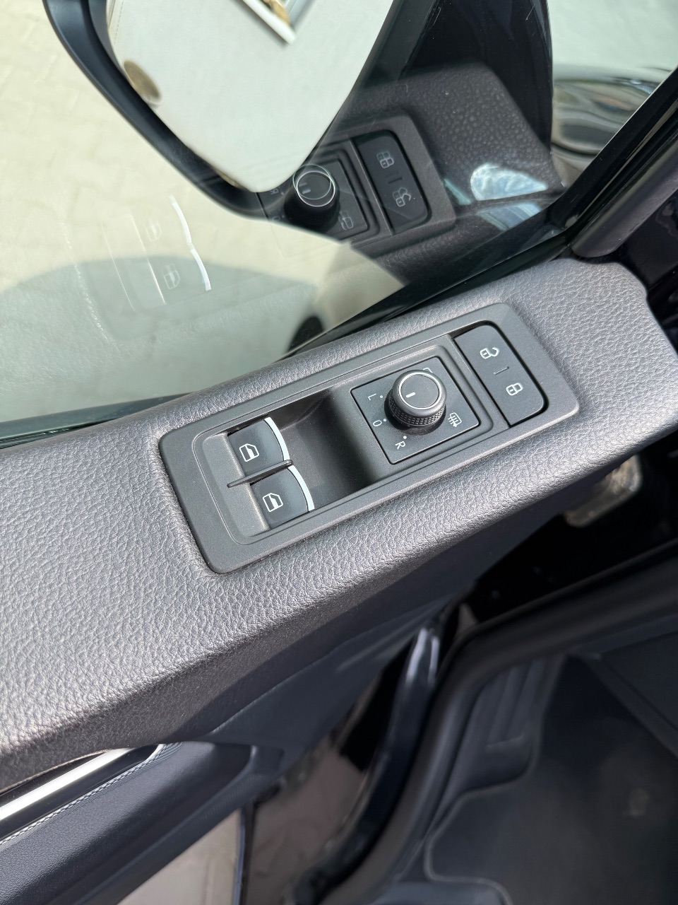 Volkswagen Multivan - фото 12