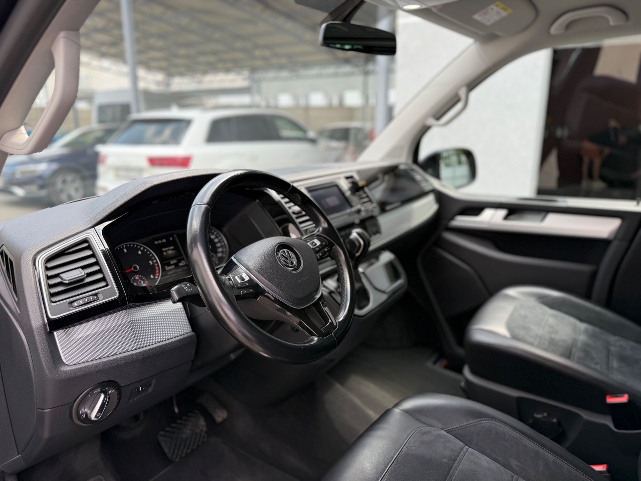 Volkswagen Multivan - фото 14