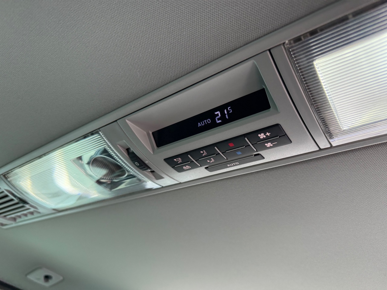 Volkswagen Multivan - фото 26